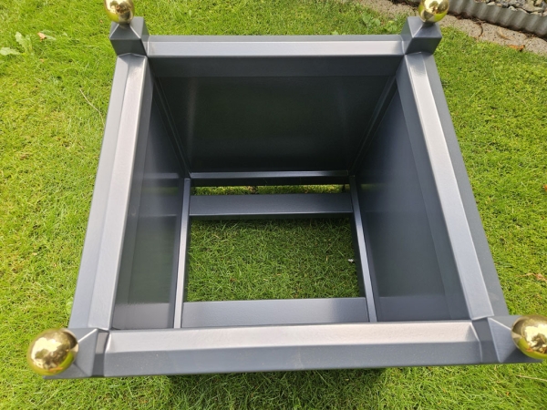 pflanzkübel mit messing kugeln